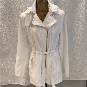 Vince Camuto White Lightweight Trench Coat with Waist Tie